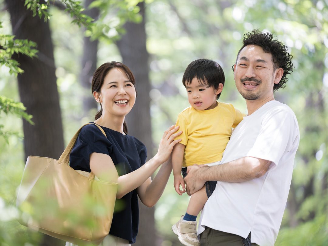 笑顔の3人家族